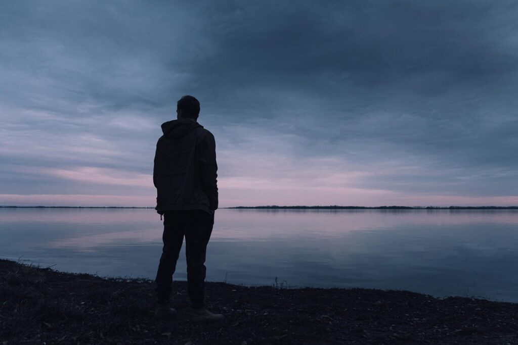 Un hombre reflexiona mientras practica mindfulness